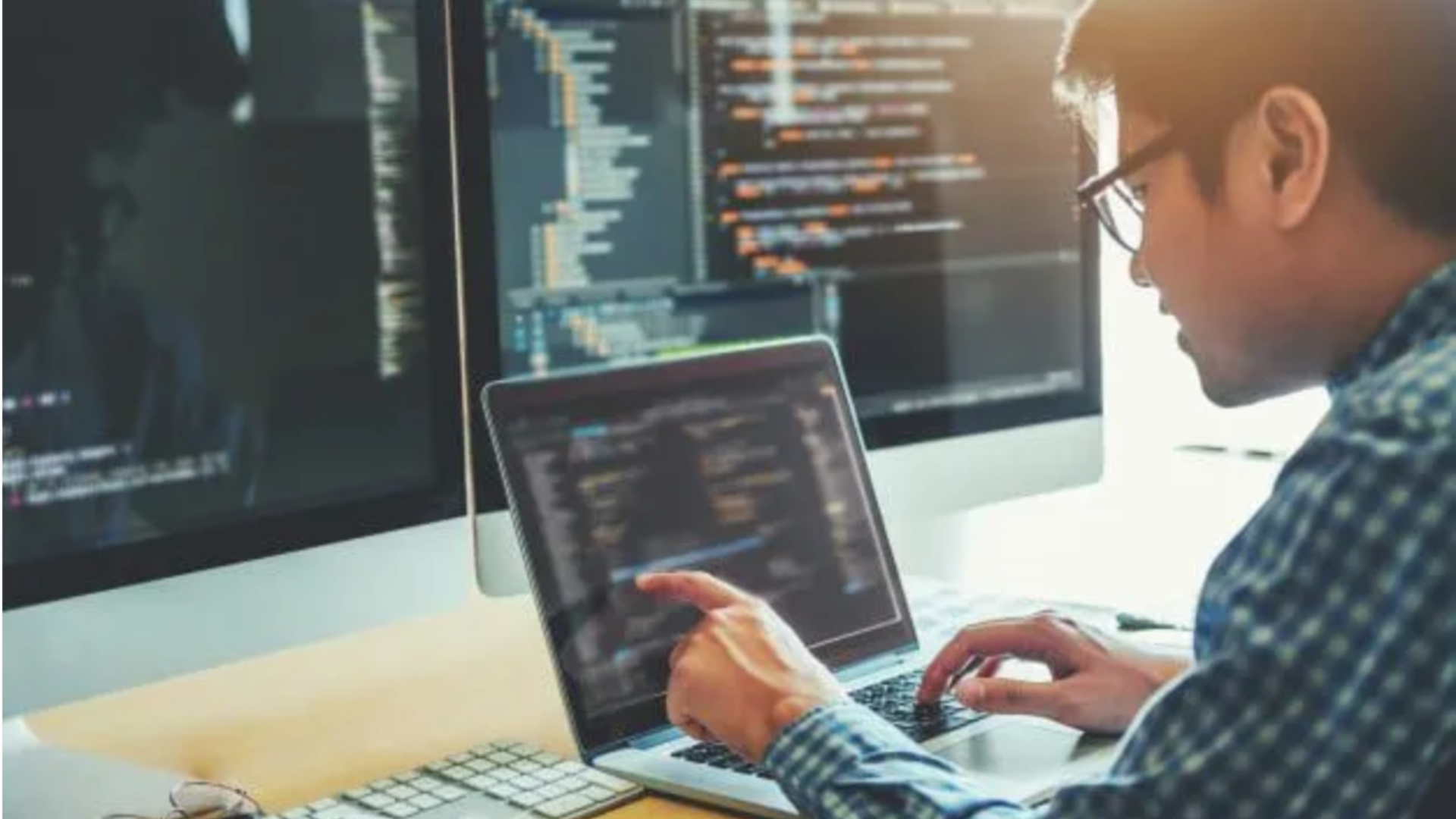 Hobi Komputer? Simak Perbedaan Jurusan Sistem Informatika dan Teknik Informatika